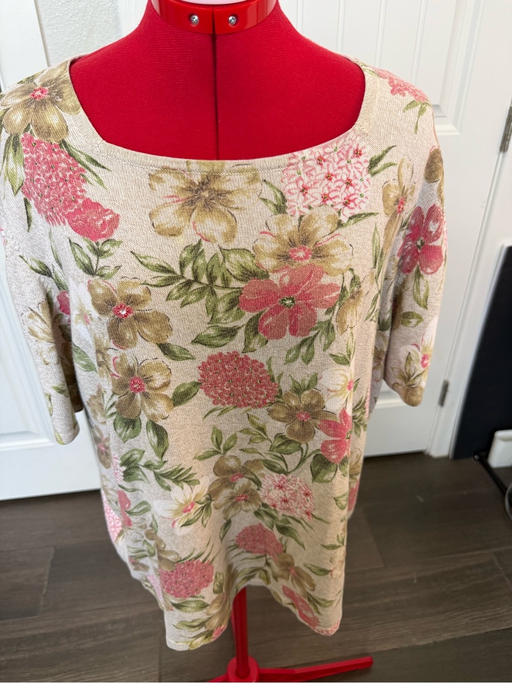 Alfred Dunner Floral Beaded Scoop Neck Short Sleeve Top in Pink and Beige Sz 1X